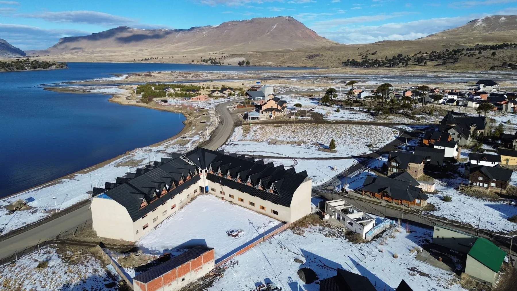 Vista aérea del edificio de Maihuenia ya construido, en Caviahue